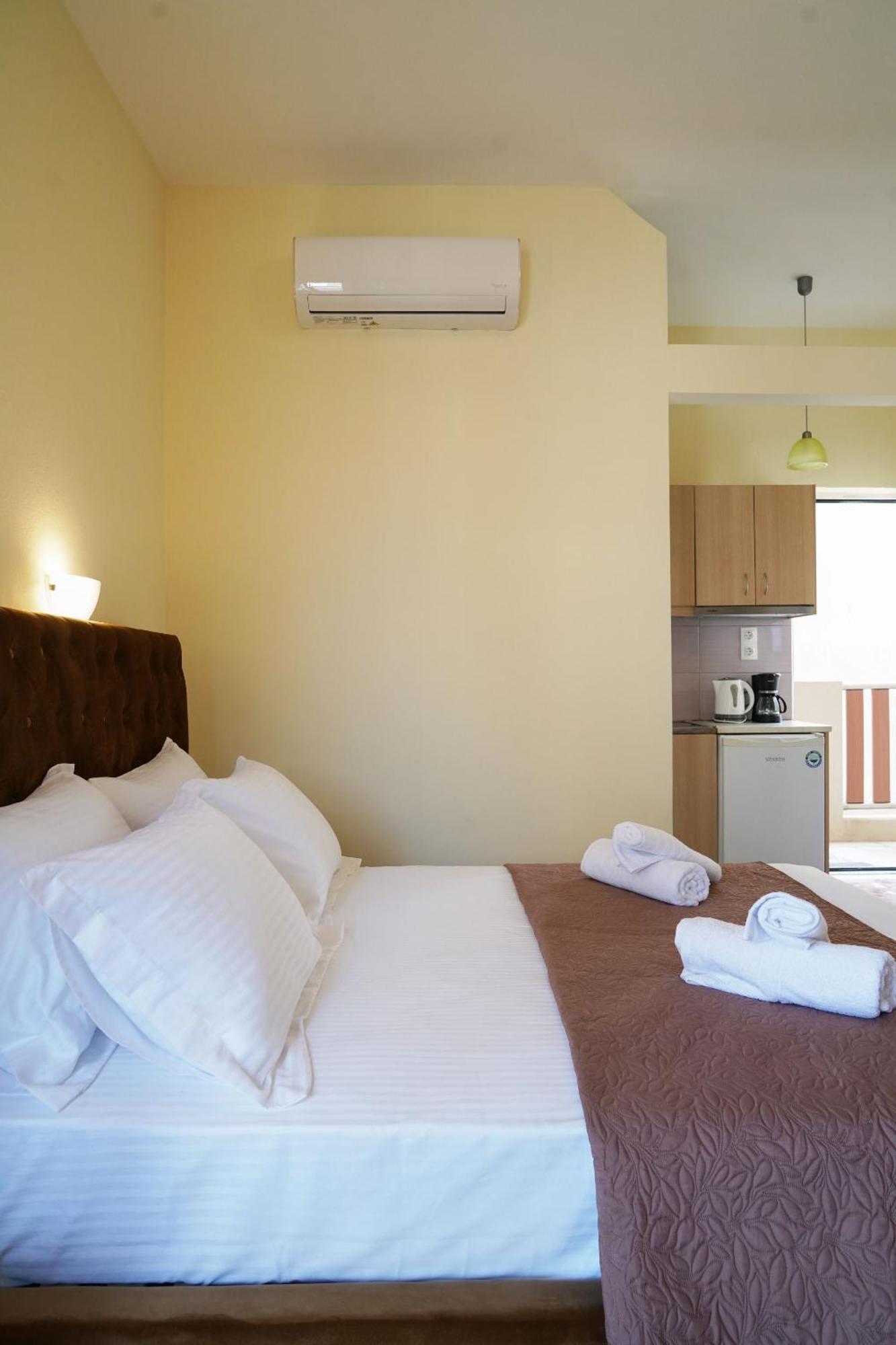 Cozy Corner Vs Beachfront สตาโลส ภายนอก รูปภาพ